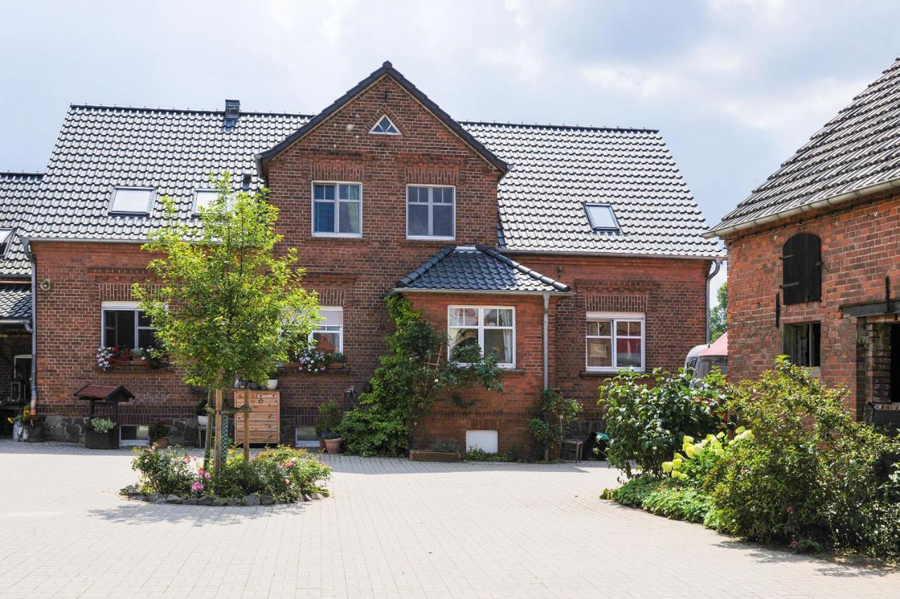 Gutshof Zum Adlernest 호텔 Arnsnesta 외부 사진
